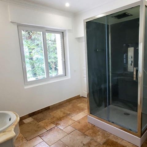 Salle de bain MBT2O cette image montrre une renovation de salle de bain par MBT2O