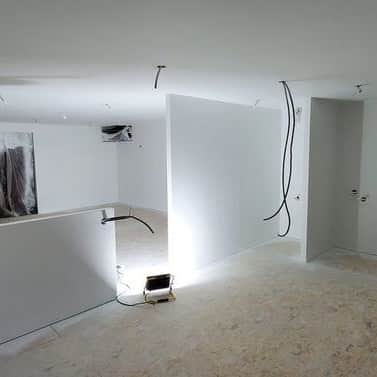 Rénovatio / création plaquiste cette image représente une création de cloisons séparatives intérieur avec électricité et verrière. créer par MBT2O